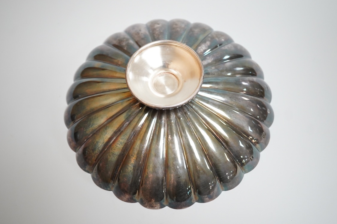 An Elizabeth II cusped silver pedestal bowl, by Mappin & Webb Ltd, Sheffield, 1999, diameter 19.3cm, 13.5oz.